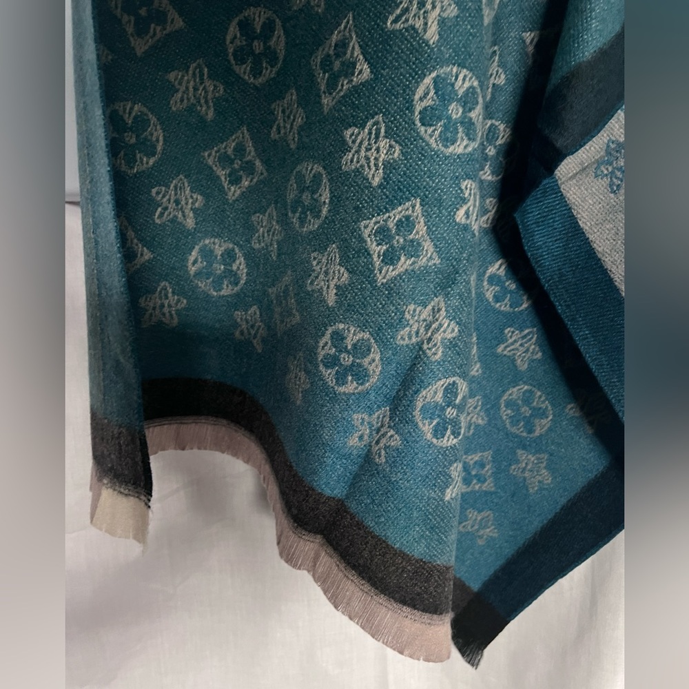 Extra Soft and Large Designer Inspired Scarf. NWT - Picture 4 of 5